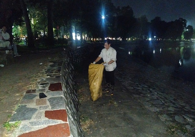 5-1788423942084580643354 Thức trắng đêm sau màn pháo hoa rực rỡ để công viên sạch đẹp lúc bình minh- Ảnh 5.