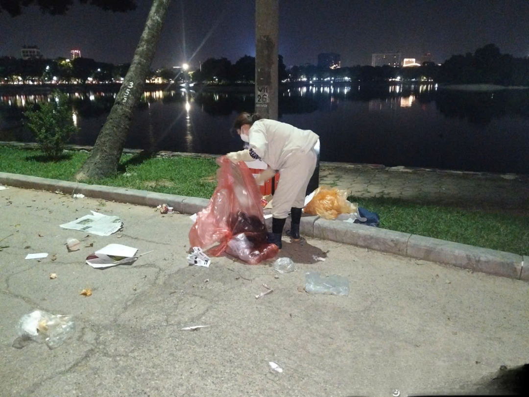 7-1788423942126191152565 Thức trắng đêm sau màn pháo hoa rực rỡ để công viên sạch đẹp lúc bình minh- Ảnh 6.