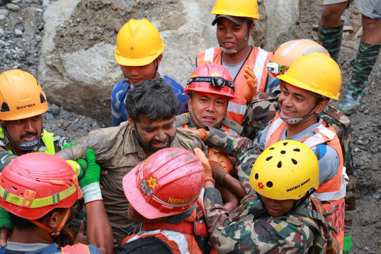 Cứu hộ trong thảm họa Nepal: hai công nhân sống sót sau 9 ngày kẹt hầm