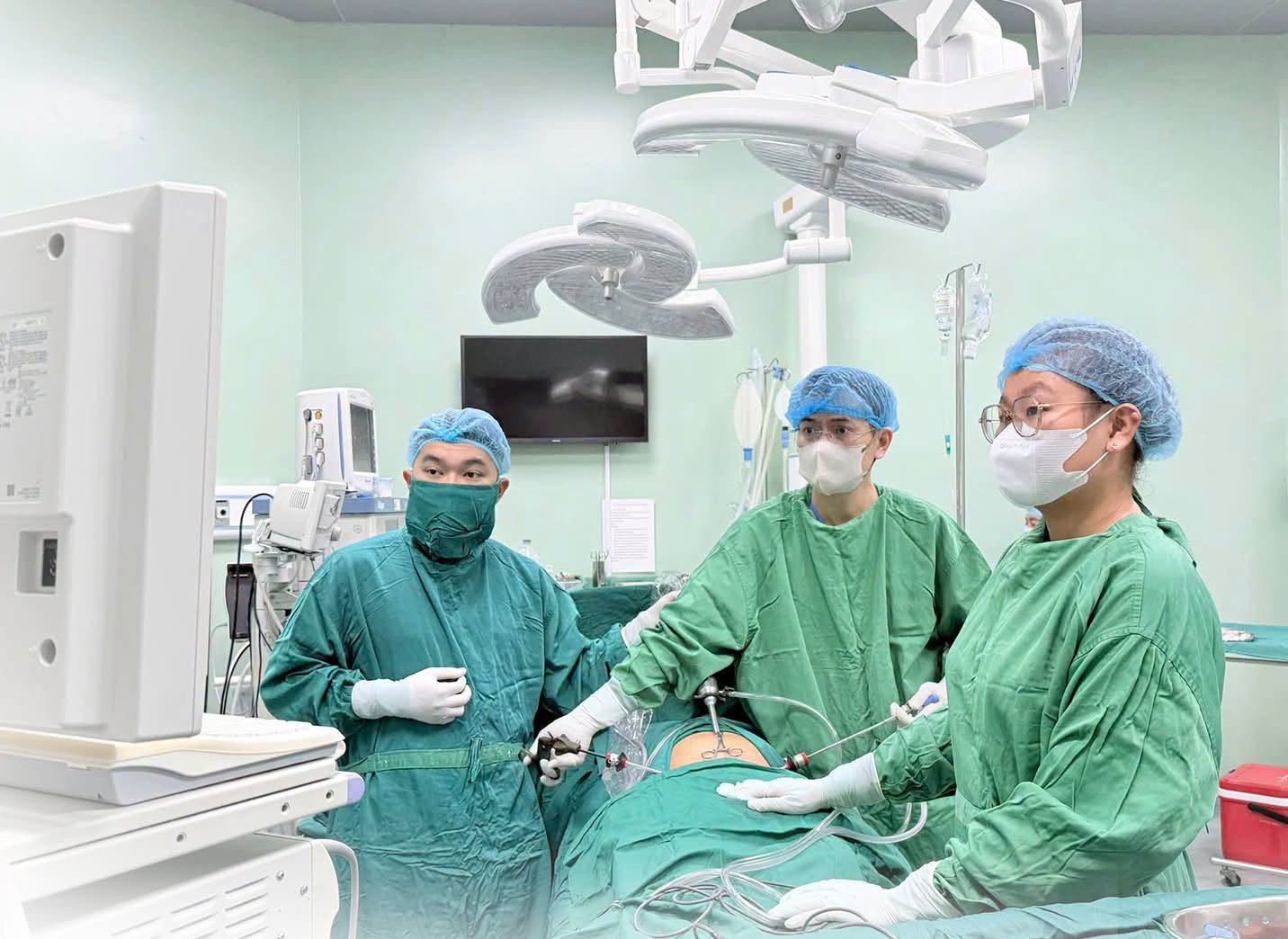 Bóc khối u lớn, giữ lại tử cung cho người phụ nữ mong con  - Ảnh 1.