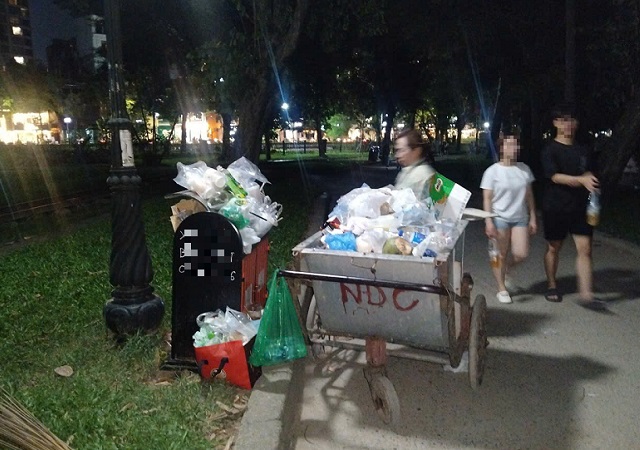 a-1788424921070408448247 Thức trắng đêm sau màn pháo hoa rực rỡ để công viên sạch đẹp lúc bình minh- Ảnh 8.