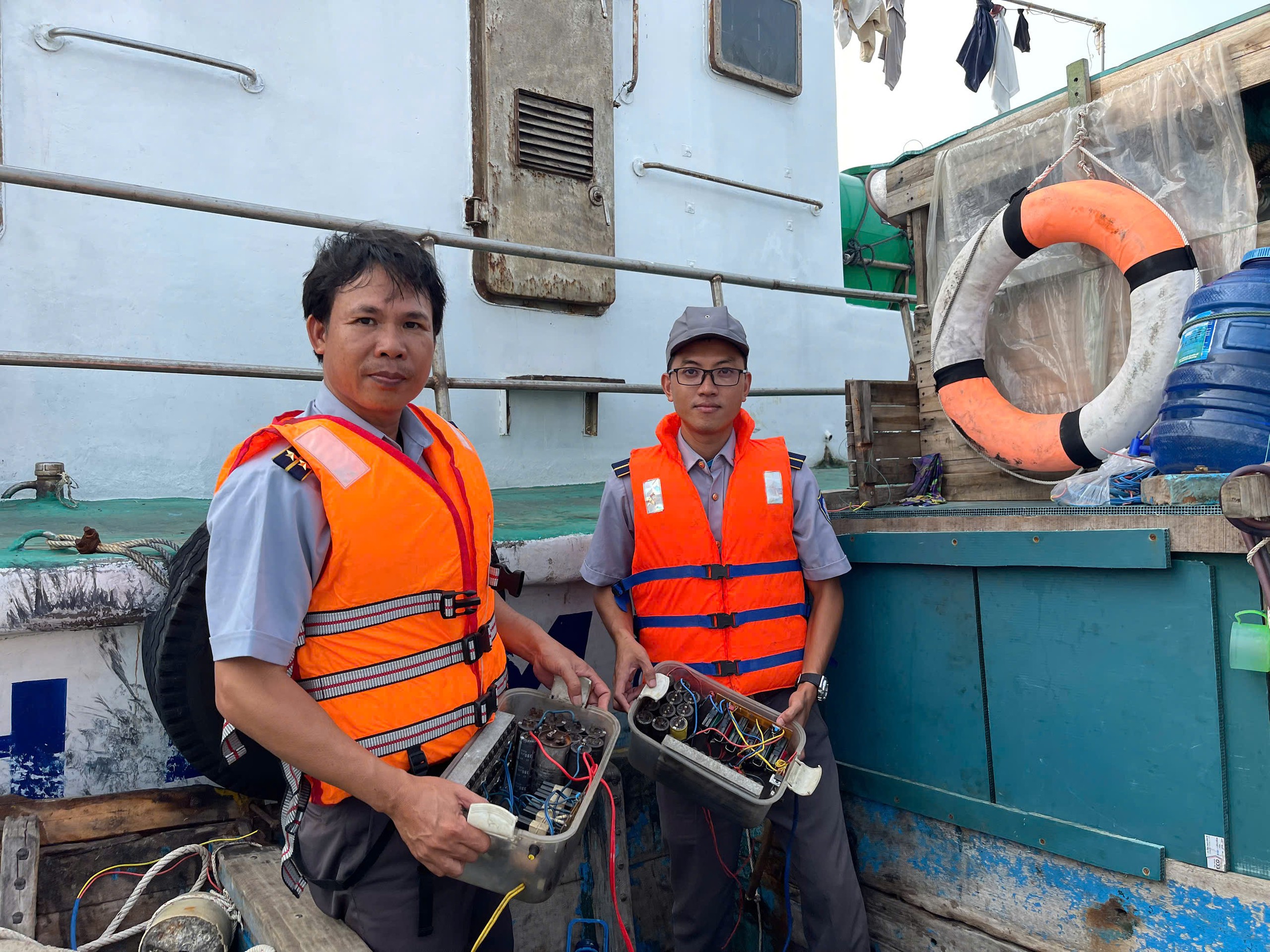 Thành viên tàu cá '3 không' cầm dao hành hung kiểm ngư - Ảnh 2.