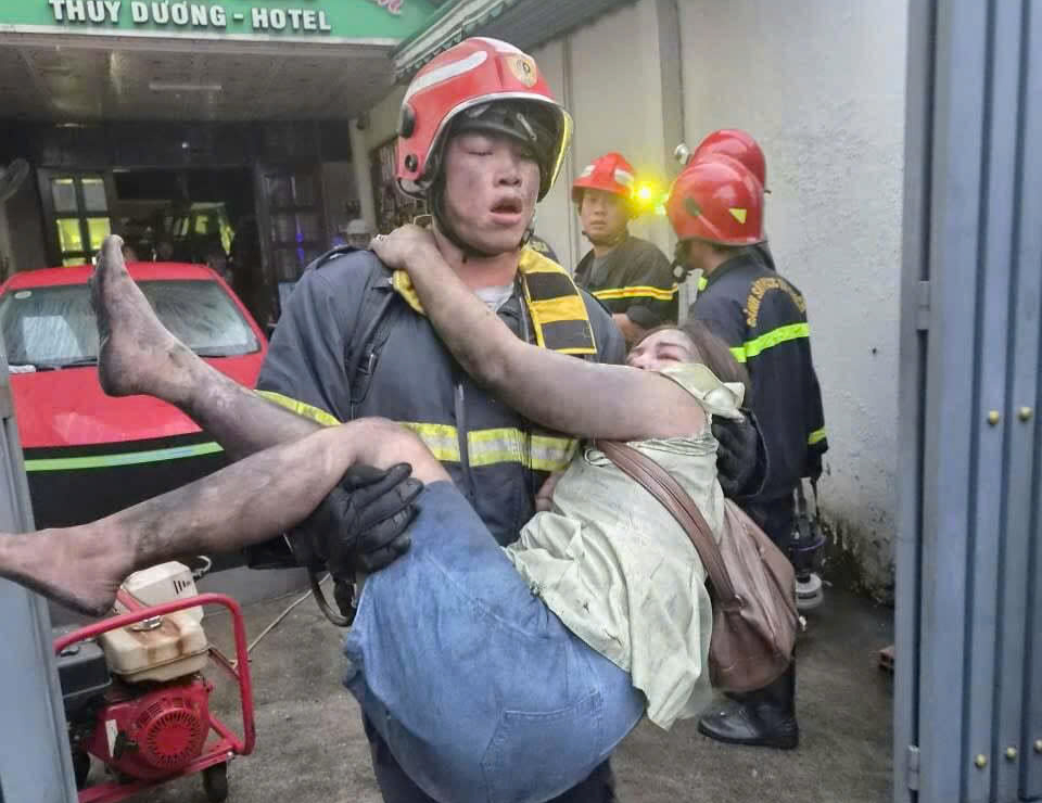 TPHCM: Nhiều nạn nhân vụ cháy khách sạn nhập viện do ngộ độc khí CO- Ảnh 3.