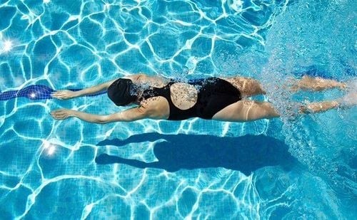 Bơi đúng cách để bảo vệ tim mạch: lợi ích và hướng dẫn khởi động an toàn