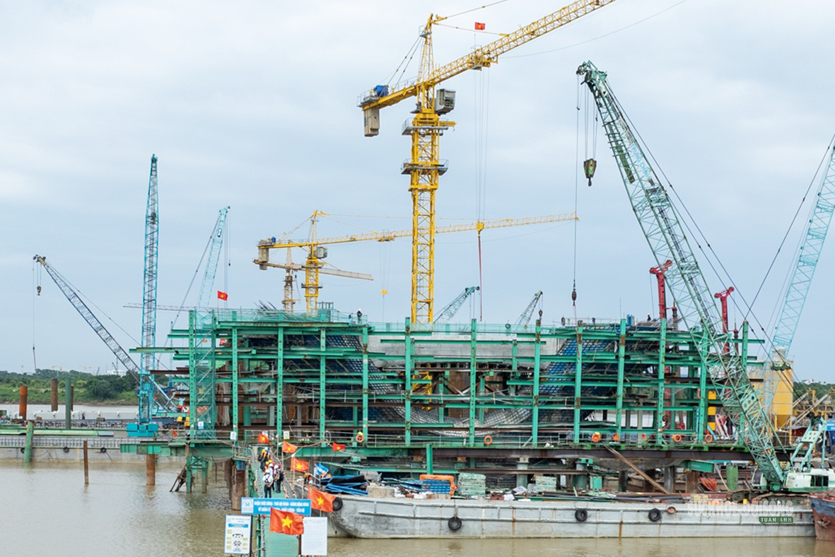 Cận Cảnh Tiến Độ Thi Công Cầu Trần Hưng Đạo: Công Nhân Làm Việc Không Ngừng Nghỉ