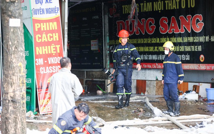 Hà Nội: Cháy nhà lúc rạng sáng, 3 người mắc kẹt và cuộc giải cứu thần tốc- Ảnh 4.