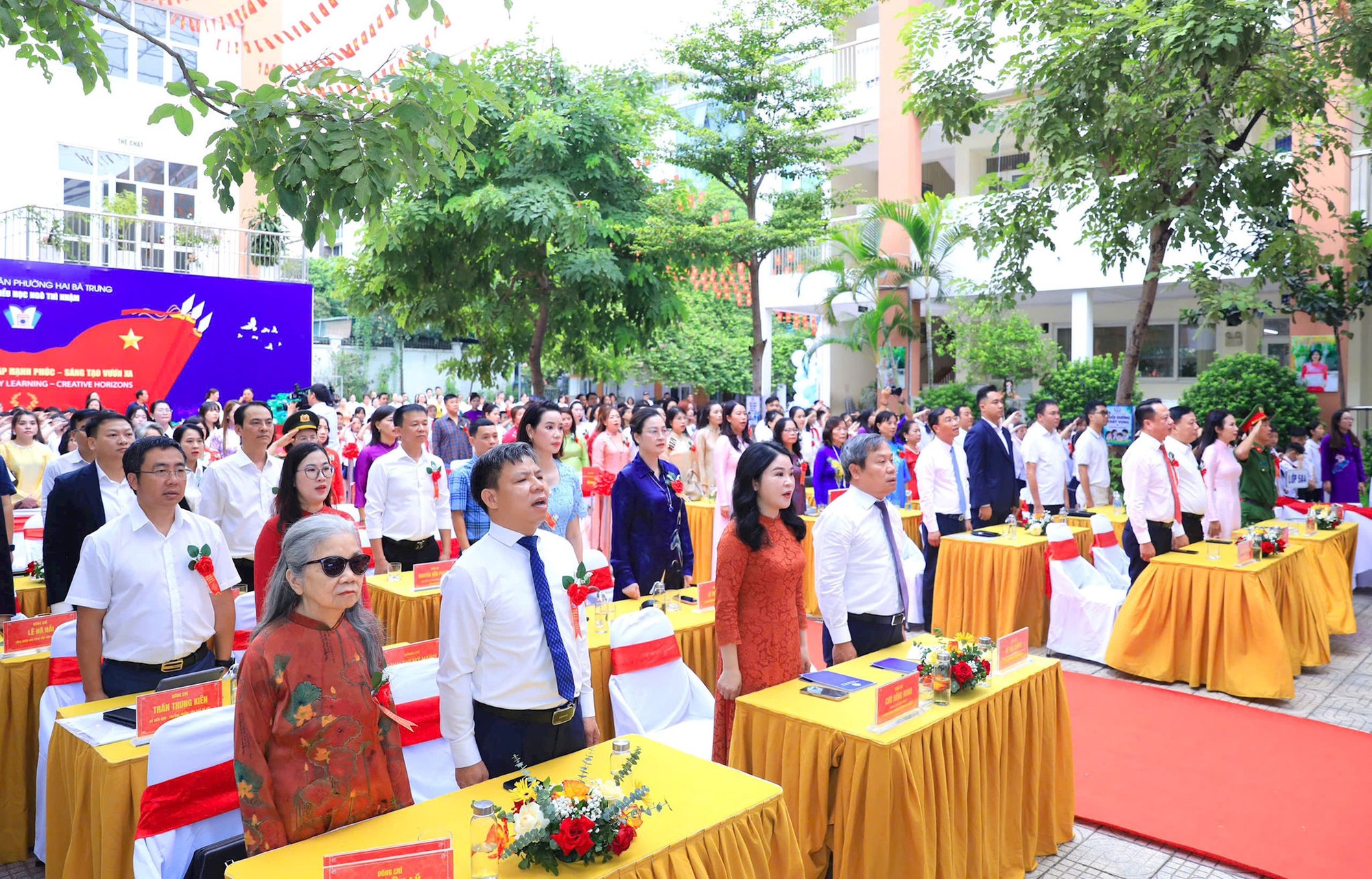 Khai giảng Ngô Thì Nhậm 2026-2027: Lãnh đạo thành phố trao hoa và kỳ vọng đổi mới giáo dục