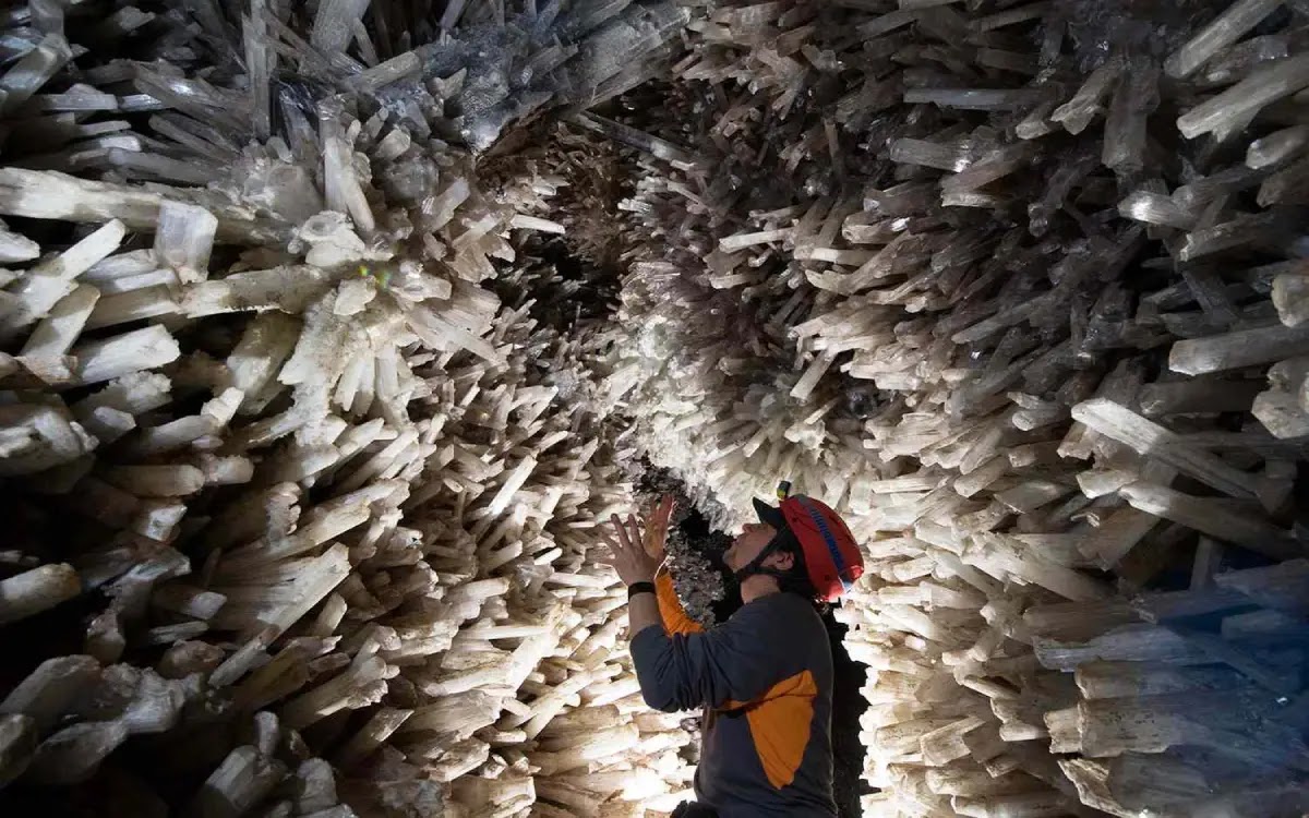 crystals-research-naica-mine-crystal-cave-mexico-crystalcave0917-4149344f327446f8bd88cbd09195eb56-17885226460211741335210-1 Bí ẩn 'kỳ quan' tinh thể khổng lồ nằm sâu 300 mét dưới lòng đất nước Mexico- Ảnh 4.