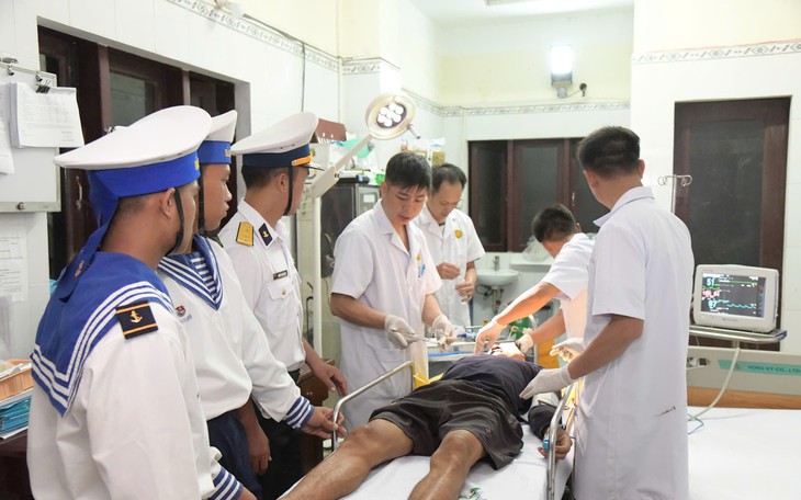 Quân y đảo Song Tử Tây tức tốc cứu ngư dân có nguy cơ hoại tử ruột - Ảnh 3.