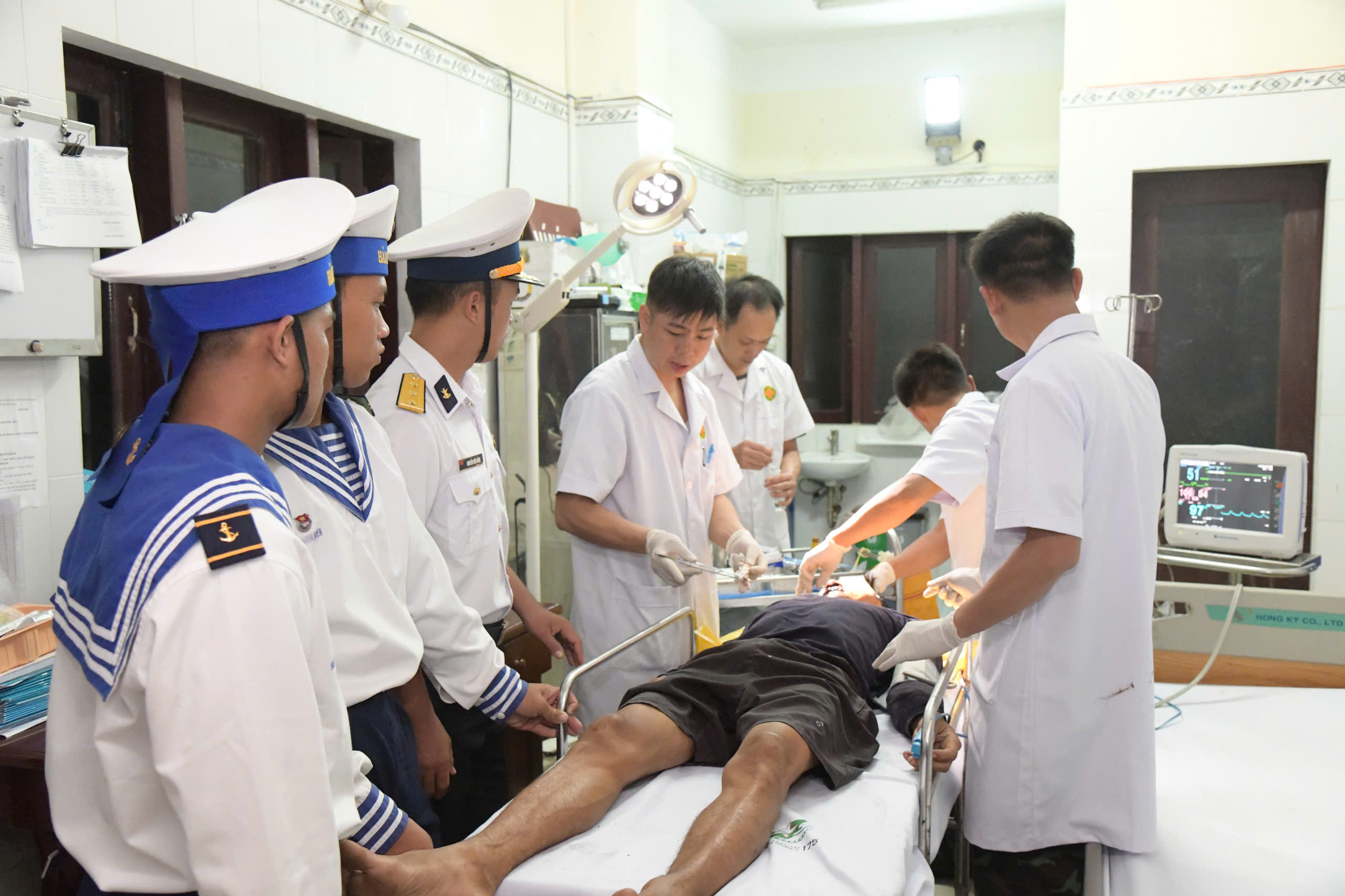 Ngư Dân Gặp Tai Nạn Trên Biển Được Cấp Cứu Kịp Thời Tại Đảo Trường Sa
