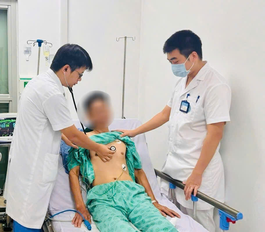 Bác sĩ ép tim suốt 35 phút cứu người đàn ông ngừng tuần hoàn, hôn mê sâu hi hữu- Ảnh 2.