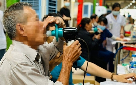 edit-nguoi-cao-tuoi-duoc-do-chuc-nang-ho-hap-de-tam-soat-benh-copd-17644721524251328155496-36-0-333-475-crop-17758679774941637650041 Hướng Dẫn Tập Luyện Cho Người Bị COPD Để Nâng Cao Chức Năng Hô Hấp - Ảnh 3.