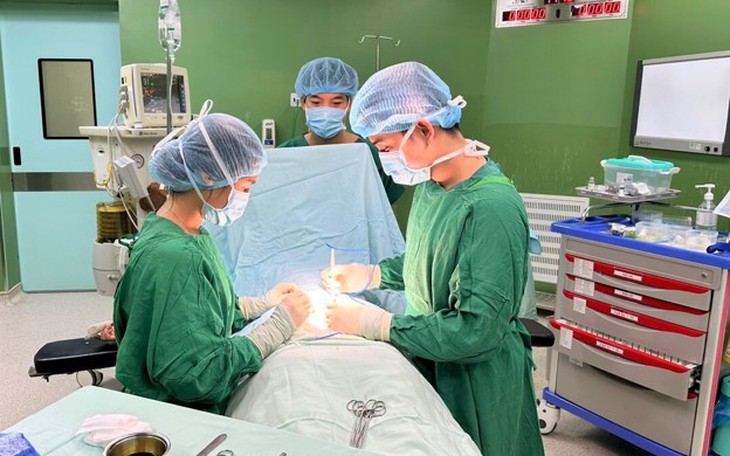 Bé trai 10 tuổi gặp tai nạn hy hữu ở vùng kín vì nghịch vòng bi- Ảnh 3