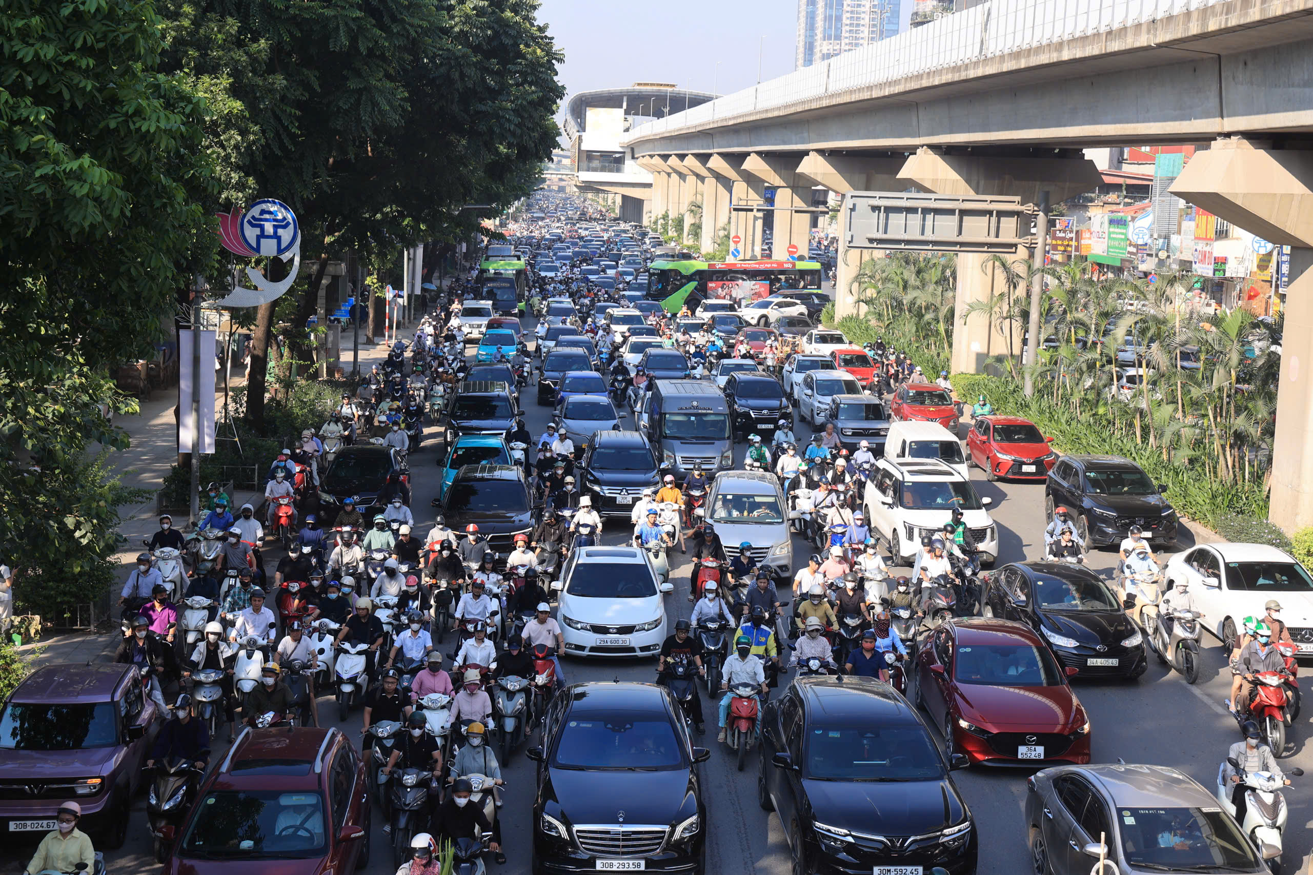 Giao thông Hà Nội 'nghẹt thở' trong ngày đầu trở lại làm việc sau kỳ nghỉ 2/9- Ảnh 2.