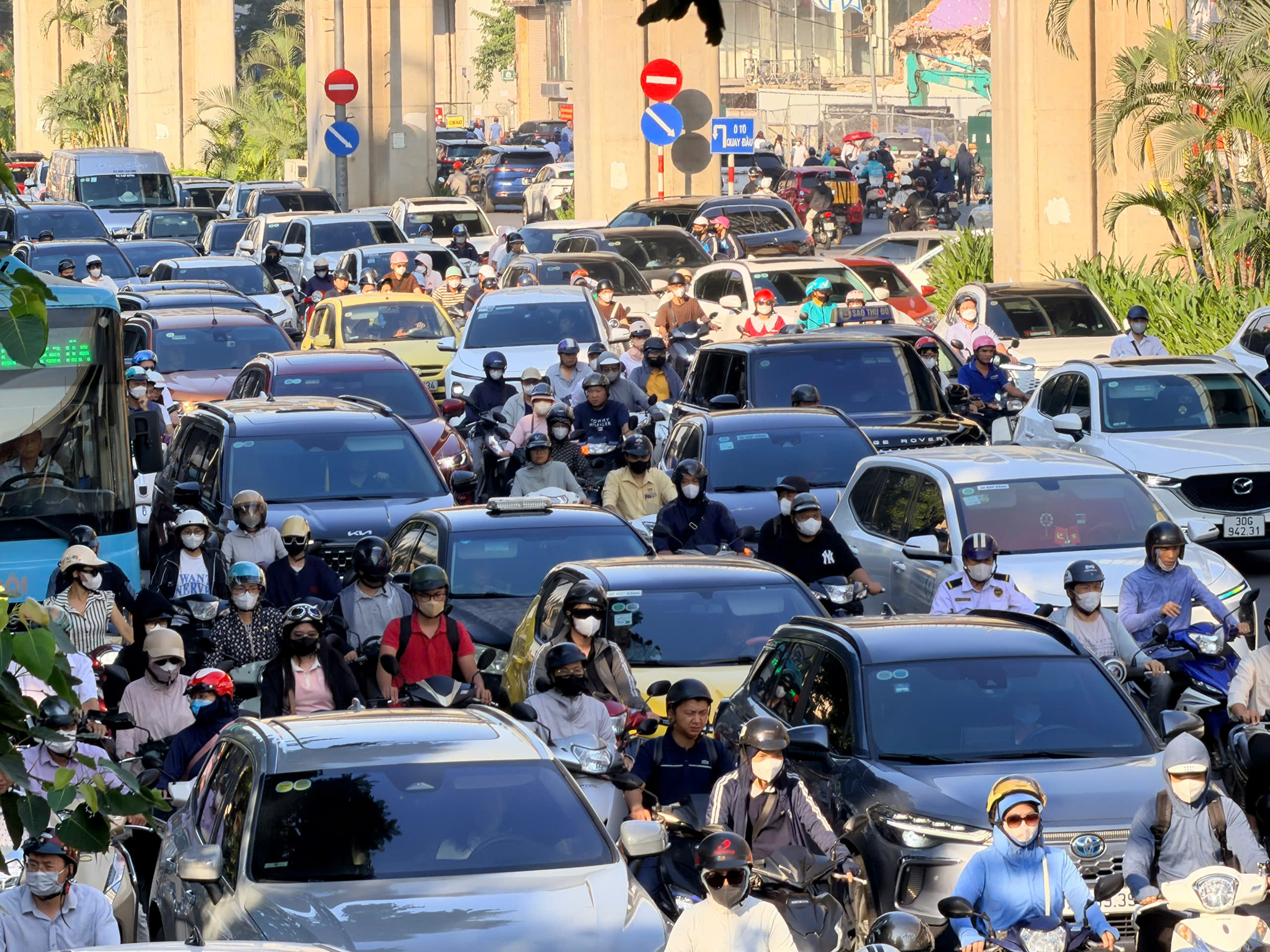 Giao thông Hà Nội 'nghẹt thở' trong ngày đầu trở lại làm việc sau kỳ nghỉ 2/9- Ảnh 5.