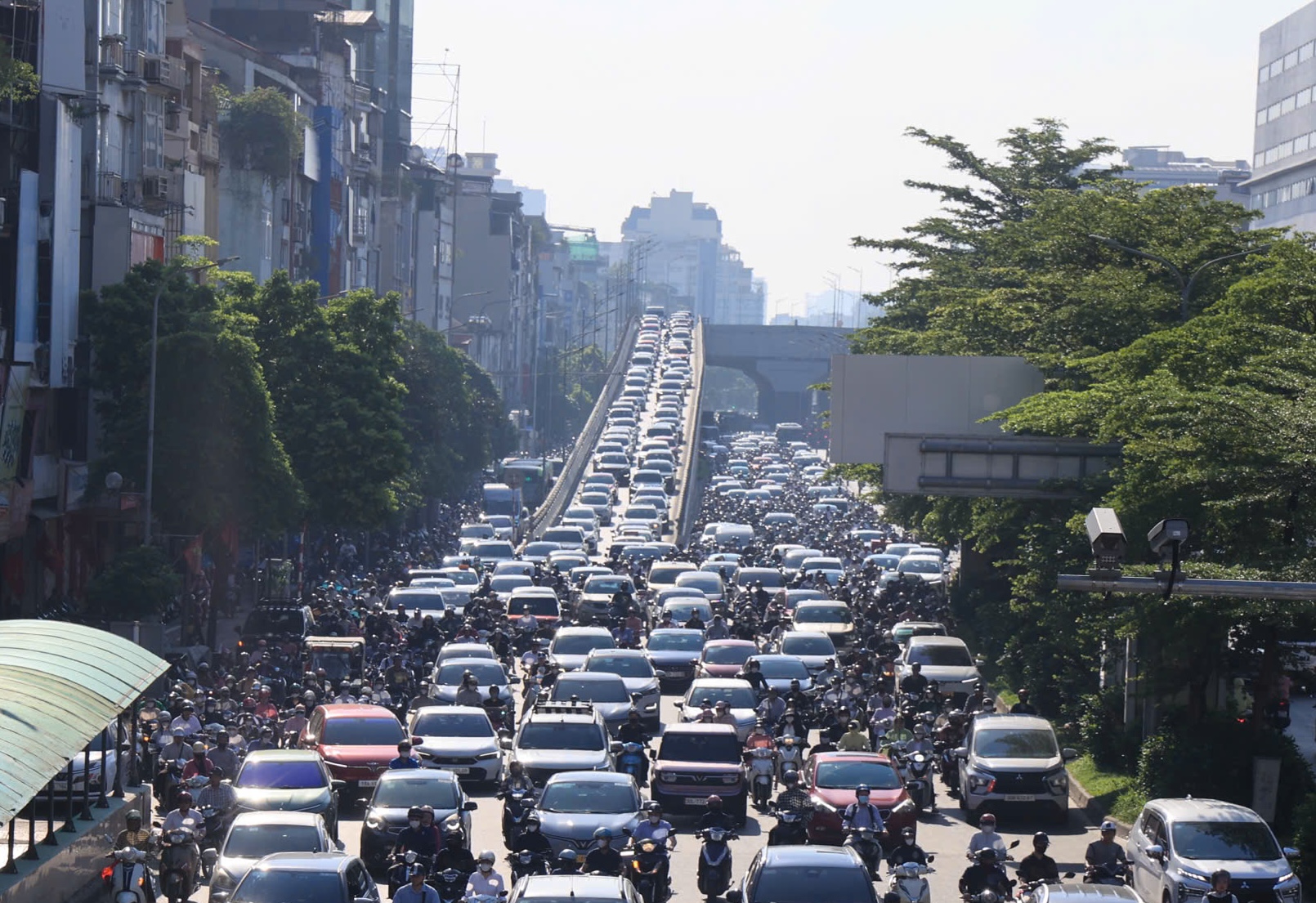 Giao thông Hà Nội 'nghẹt thở' trong ngày đầu trở lại làm việc sau kỳ nghỉ 2/9- Ảnh 6.