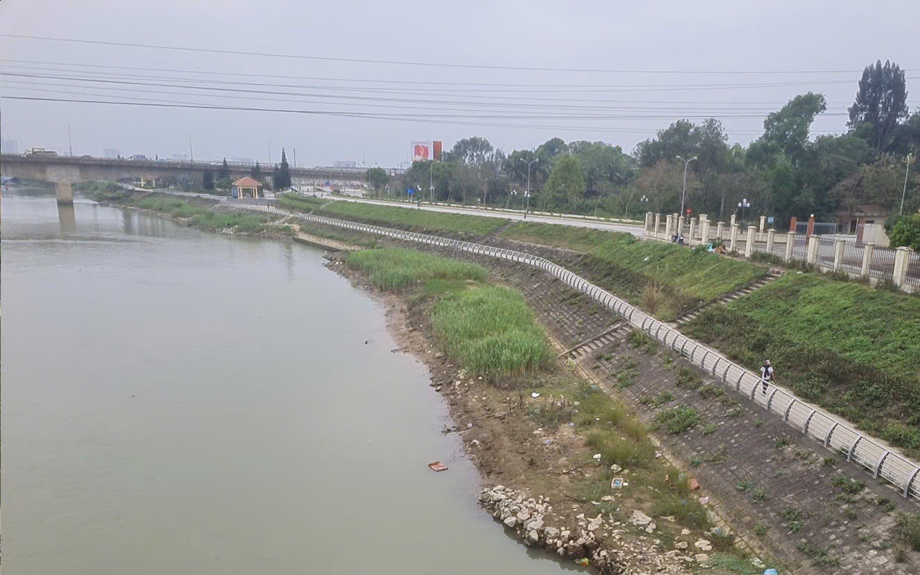 Giải Thích Nguyên Nhân Hồ Truồi Cạn Nước Trước Mùa Mưa