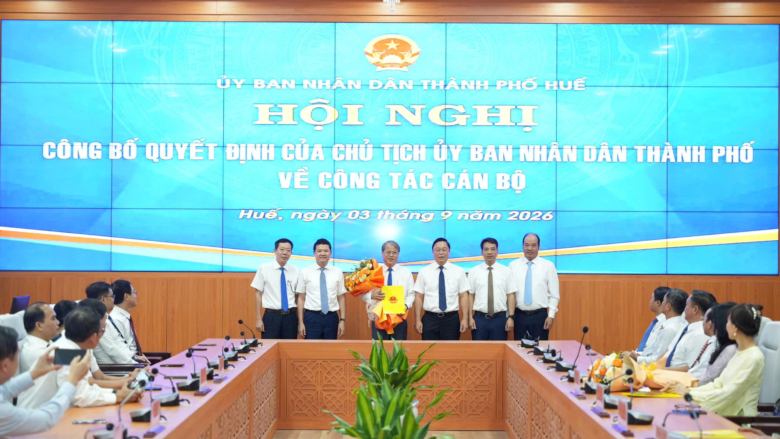 hue-cong-bo-quyet-dinh-dieu-dong-bo-nhiem-can-bo-2-17884007321881733392629 Huế công bố quyết định điều động, bổ nhiệm cán bộ - Ảnh 3.