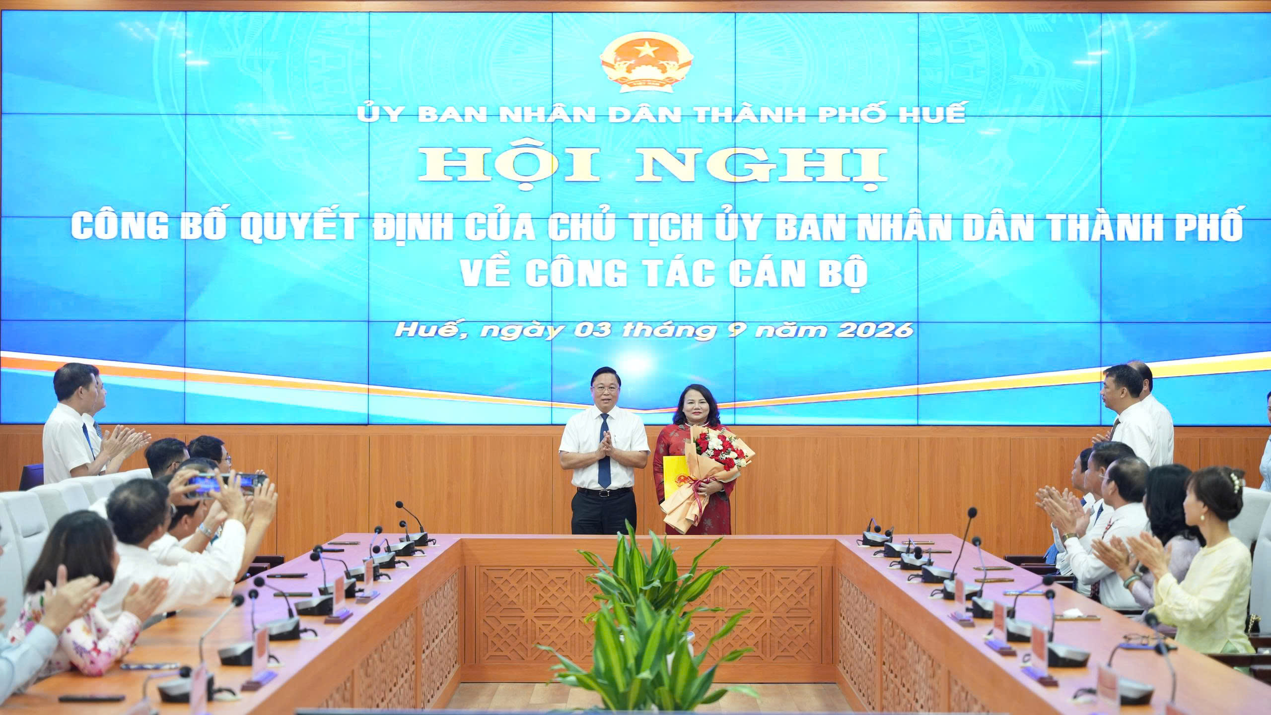 hue-cong-bo-quyet-dinh-dieu-dong-bo-nhiem-can-bo-3-17884007305131282936355 Huế công bố quyết định điều động, bổ nhiệm cán bộ - Ảnh 1.
