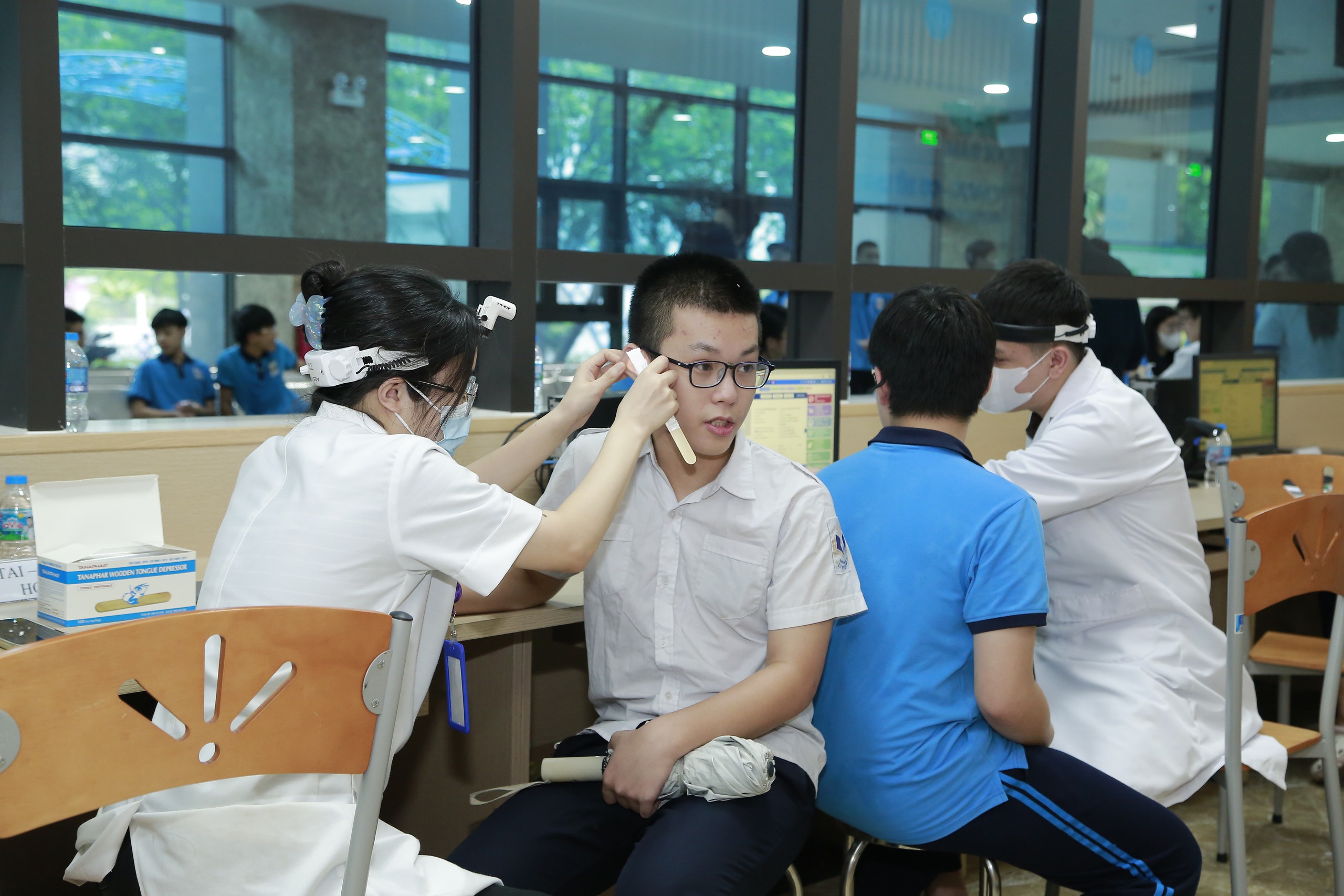 kham-suc-khoe-dau-nam-hoc-1788243658826625649633 Phải cập nhật kết quả kiểm tra sức khoẻ đầu năm của học sinh lên Cổng dữ liệu của Bộ Y tế- Ảnh 1.