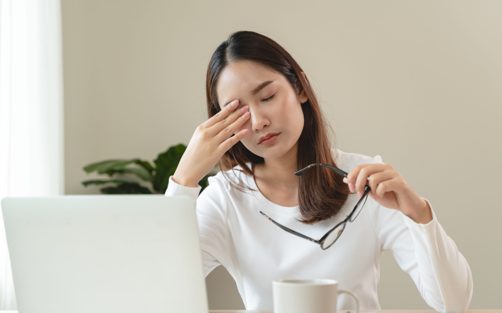 Tại sao người cao tuổi dễ bị khô mắt và cách khắc phục- Ảnh 2.