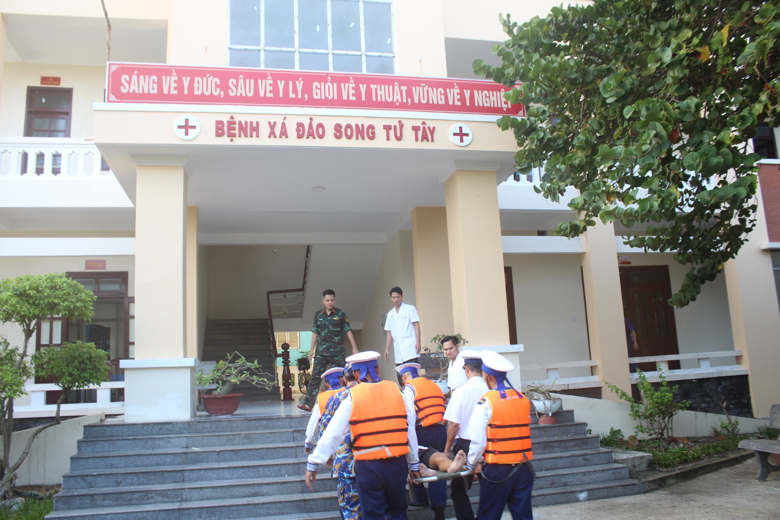 Cứu kịp thời thuyền trưởng trên Song Tử Tây: xử trí thoát vị bẹn nghẹt tránh hoại tử ruột
