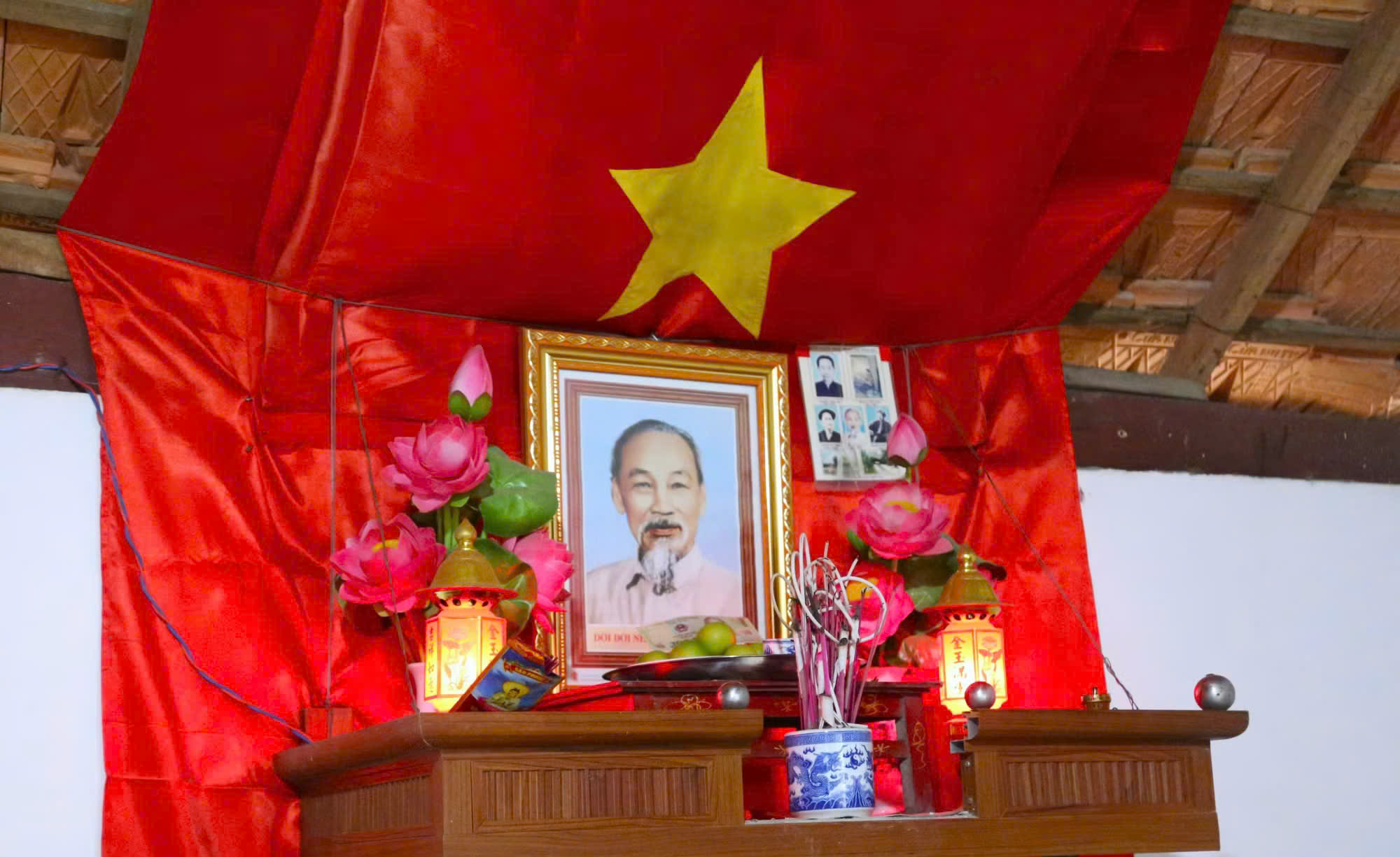 nhung-ban-tho-bac-ho-o-que-nha-trong-ngay-quoc-khanh-17883118127401858359465 Những bàn thờ Bác Hồ ở quê nhà trong ngày Quốc khánh- Ảnh 3.
