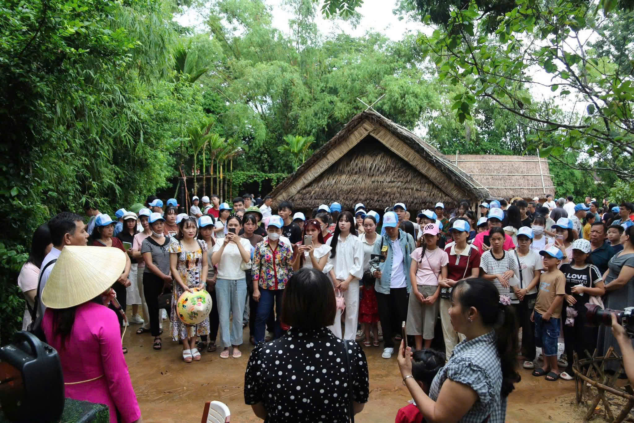 nhung-ban-tho-bac-ho-o-que-nha-trong-ngay-quoc-khanh4-1788311816841252127649 Những bàn thờ Bác Hồ ở quê nhà trong ngày Quốc khánh- Ảnh 4.