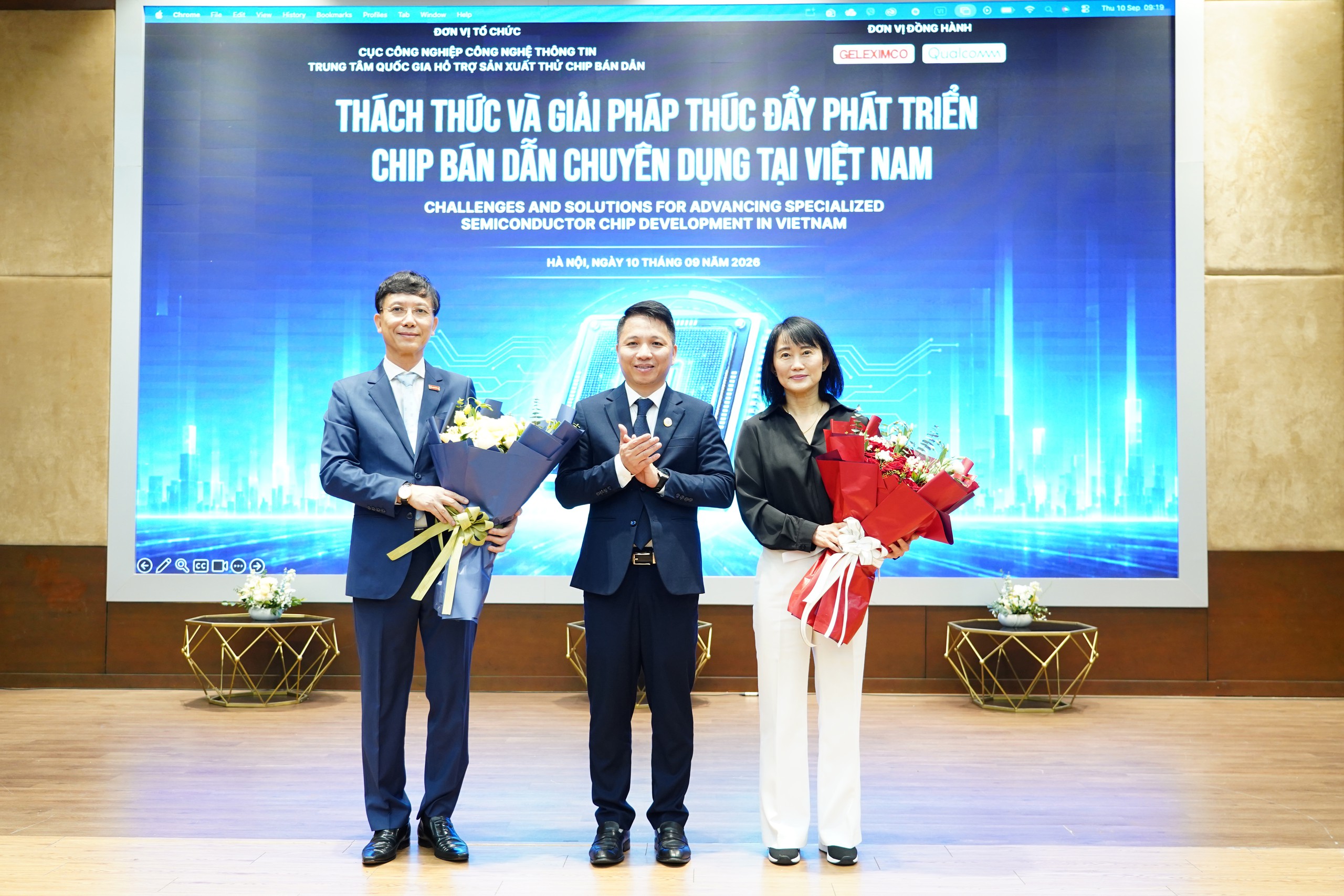 ong-nguyen-anh-tuan-tang-hoa-cac-don-vi-dong-hanh-17890344808921782688795 Tháo gỡ điểm nghẽn để ngành công nghiệp bán dẫn tự chủ công nghệ- Ảnh 3.