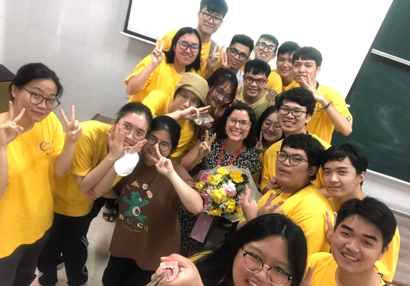 Tân Bác Sĩ Nội Trú Tạ Tiến Tùng: Hành Trình Từ Phân Hiệu Thanh Hóa Đến Thành Công