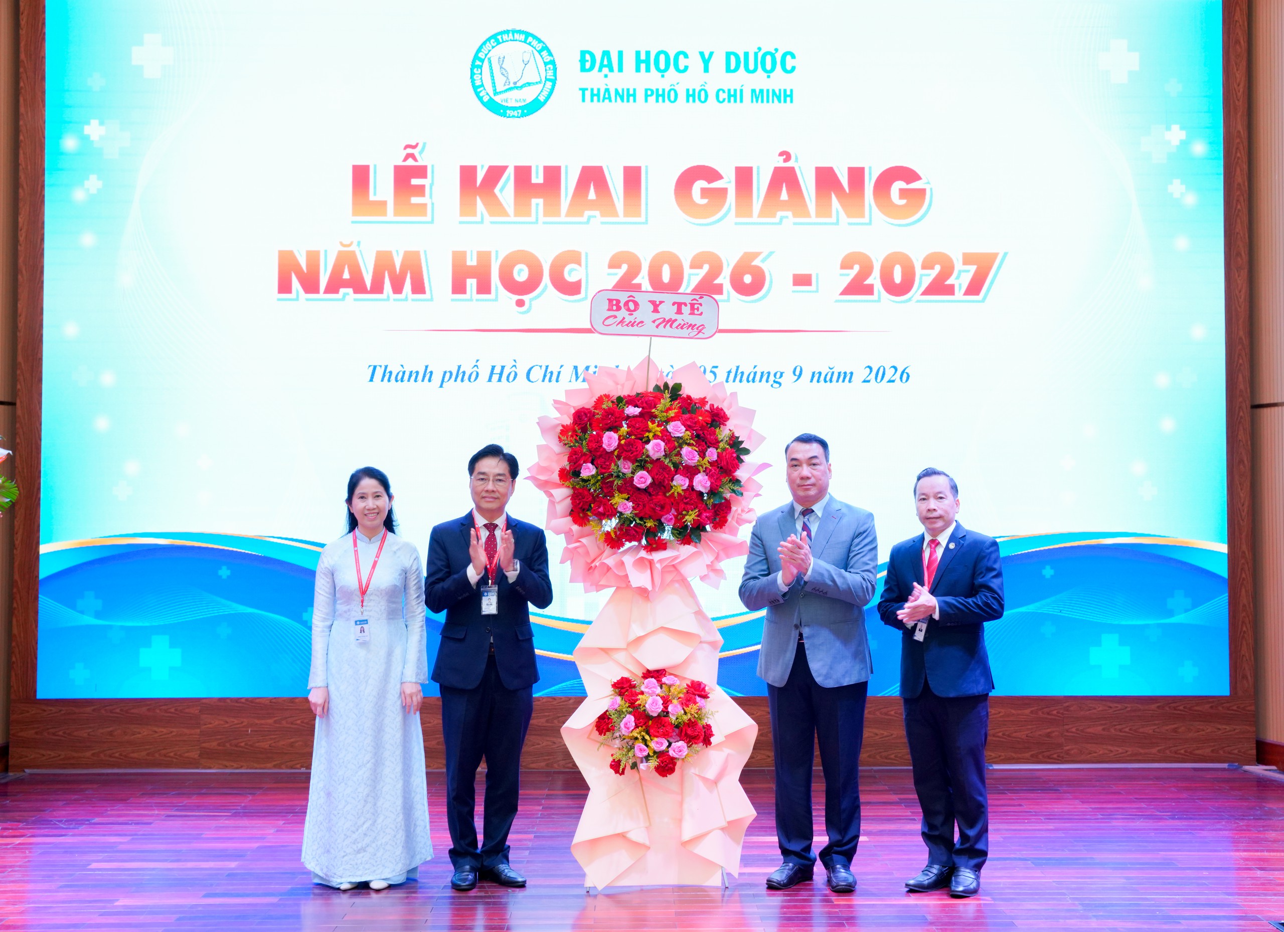 Ngày khai giảng đặc biệt của 20 thủ khoa Đại học Y Dược TPHCM - Ảnh 2.