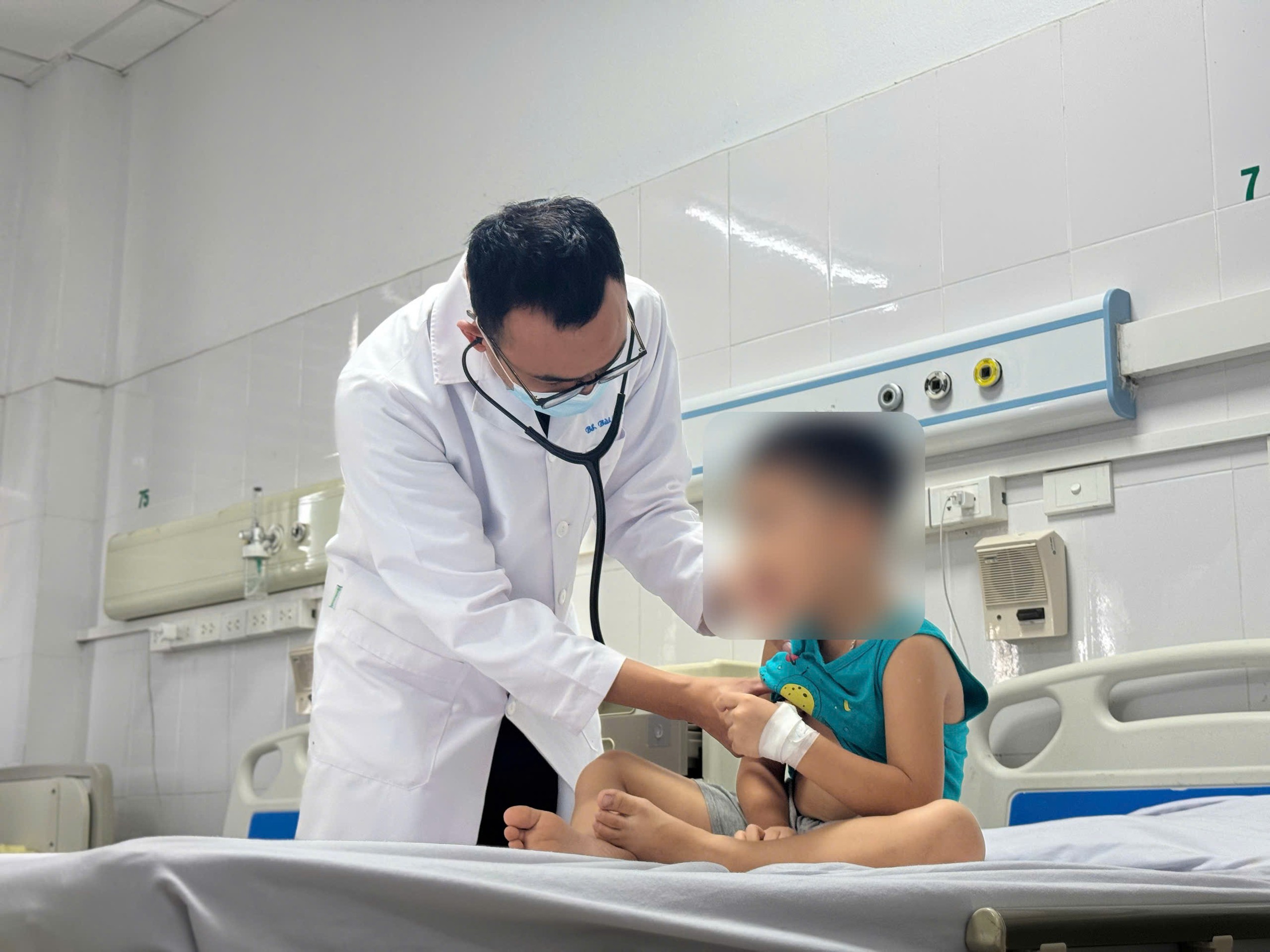 Khi nào trẻ nhiễm Adenovirus cần nhập viện: dấu hiệu, xử trí và phòng ngừa