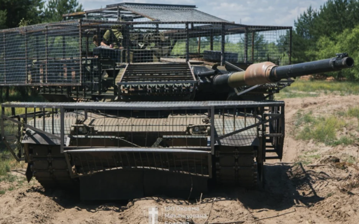 UAV Nga ép xe tăng Abrams Mỹ nằm im trên chiến trường Ukraine- Ảnh 2.