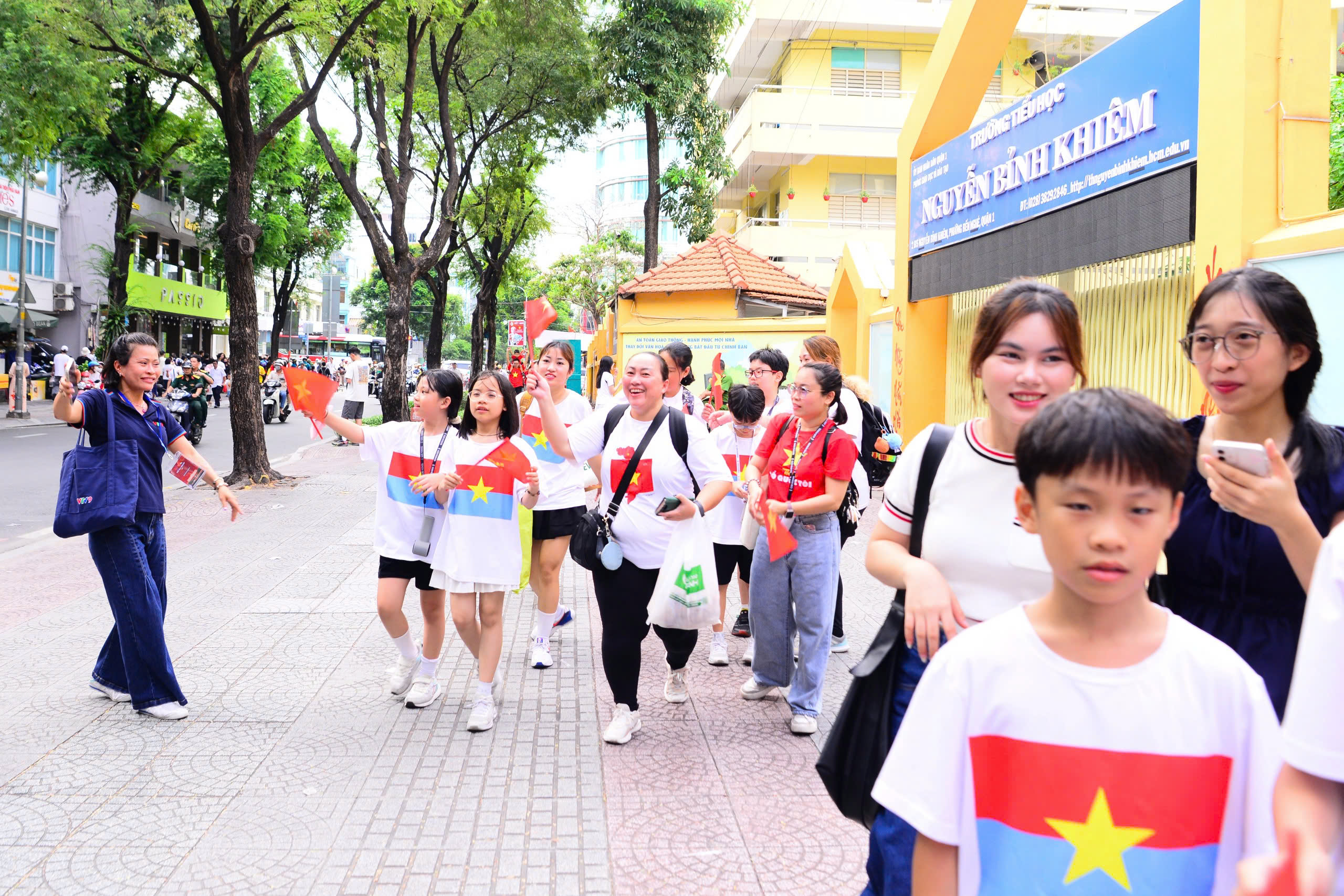Miền Bắc nắng nóng gay gắt trên 37 độ- Ảnh 1.
