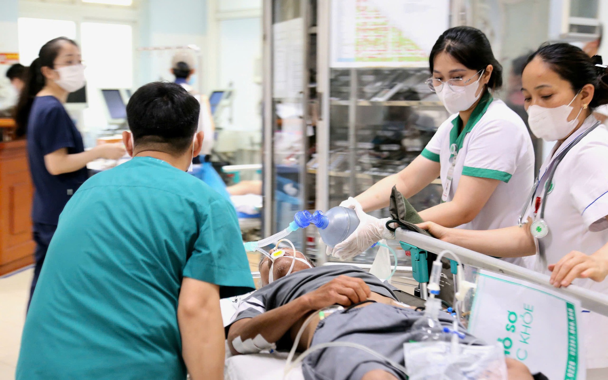 Đề xuất phụ cấp 80% để thu hút nhân lực y tế về vùng khó khăn- Ảnh 2.